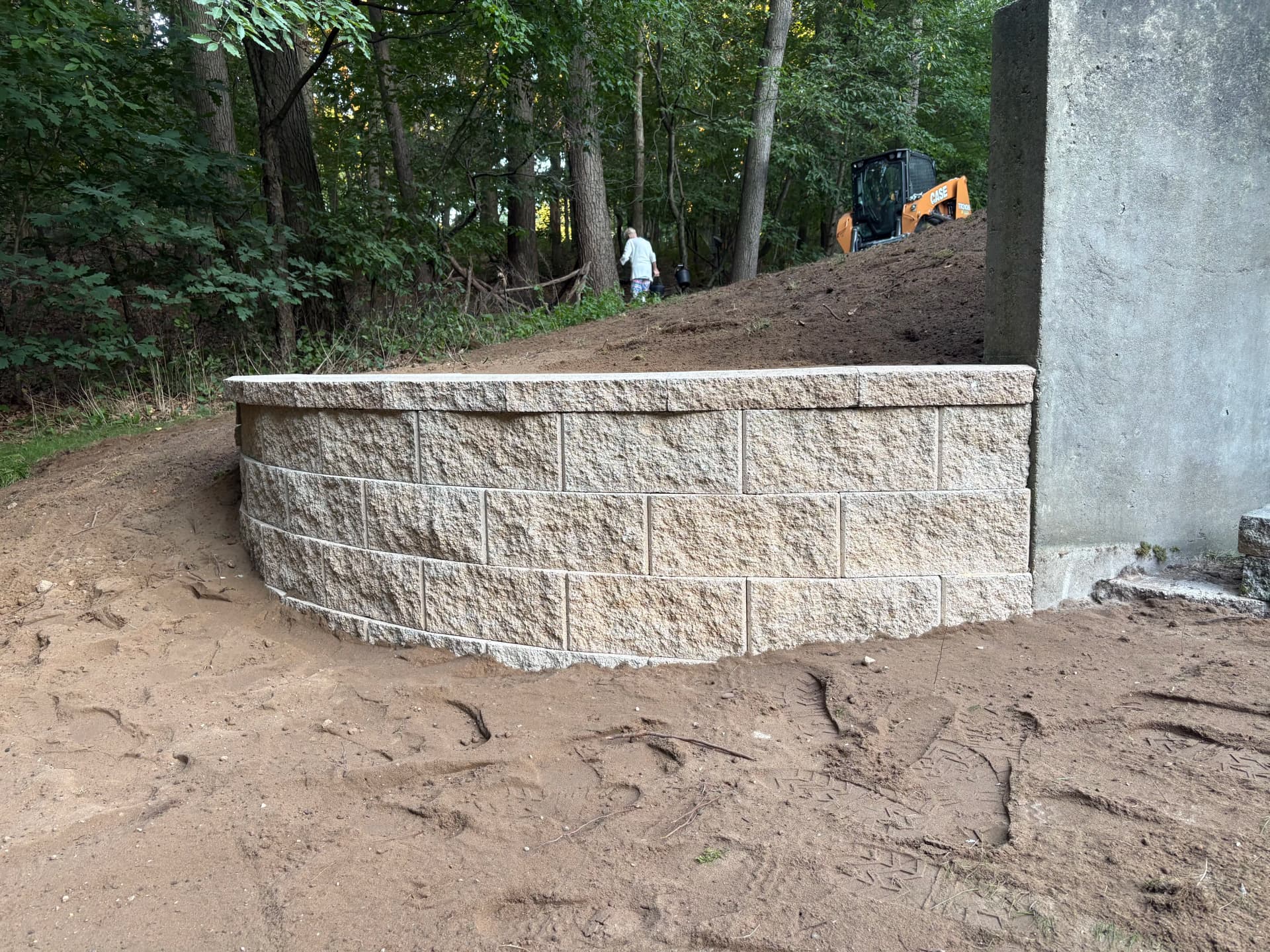 Gallery photos for Curved Retaining Wall Built in a Single Day: Image #2