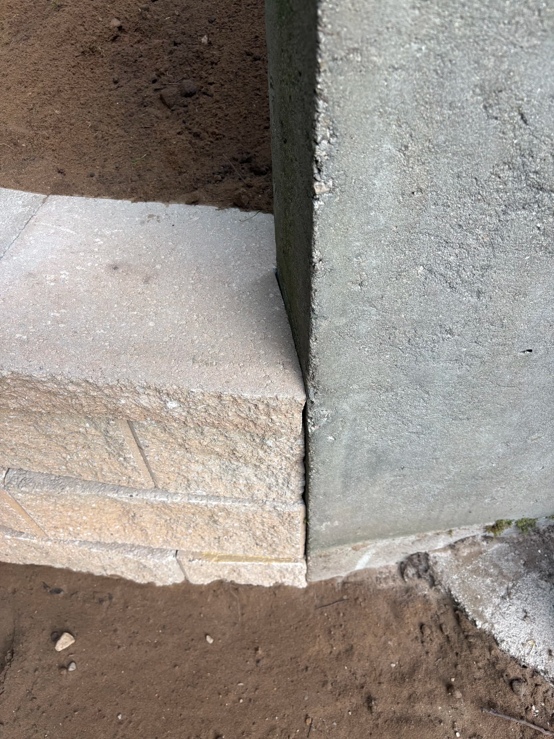 Gallery photos for Curved Retaining Wall Built in a Single Day: Image #3