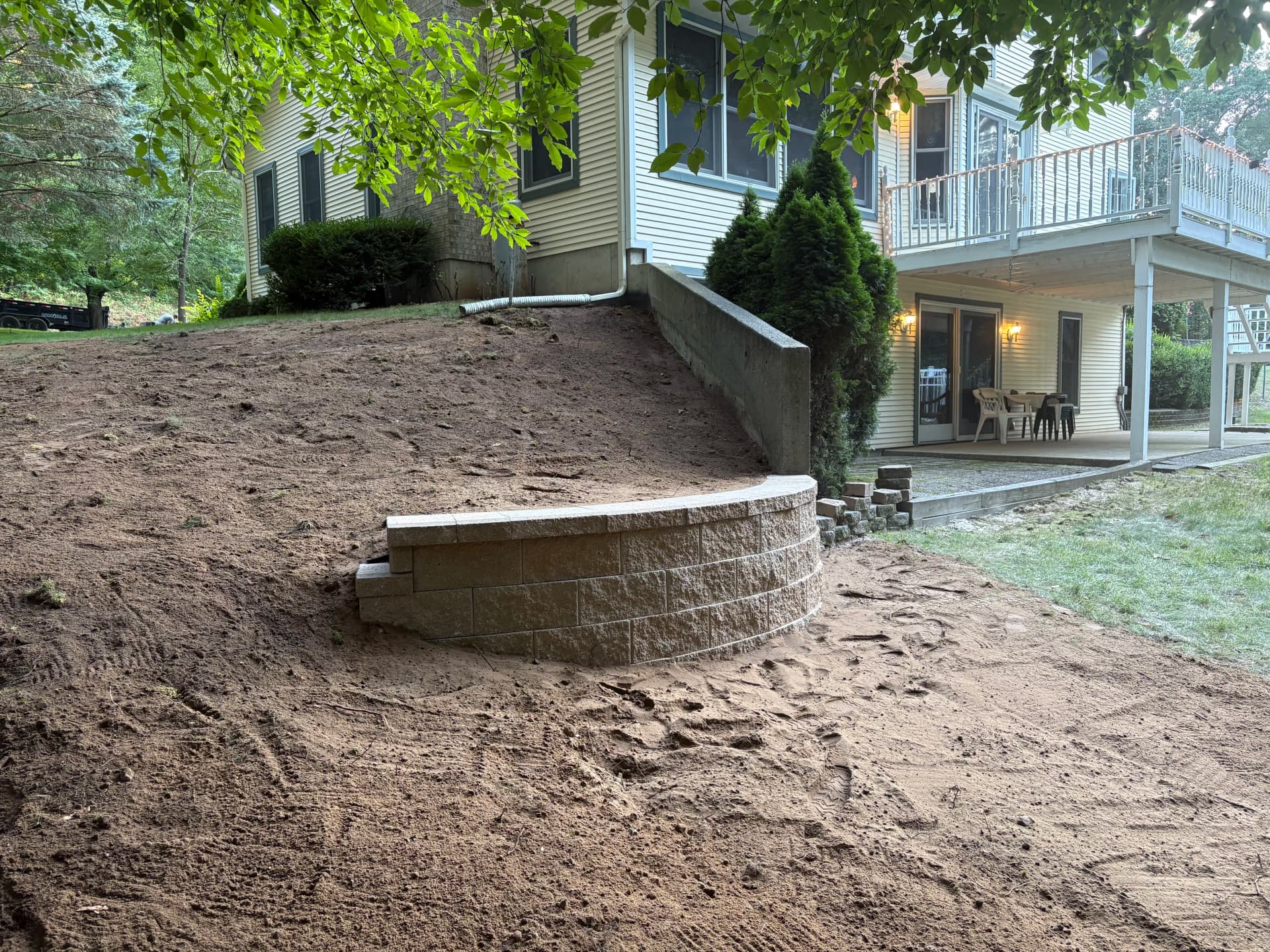 Gallery photos for Curved Retaining Wall Built in a Single Day: Image #1